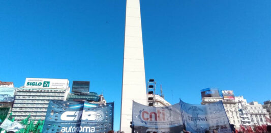 Un puñado de organizaciones sociales convocaron una mesa para firmar una petición que anule el mega DNU de Milei.