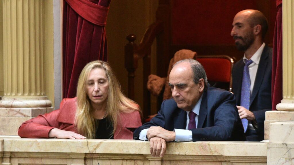 La secretaria Presidencial, Karina Mieli con el Ministro del Interior, Guillermo Francos, en un palco de la Cámara de Diputados de la Nación. 