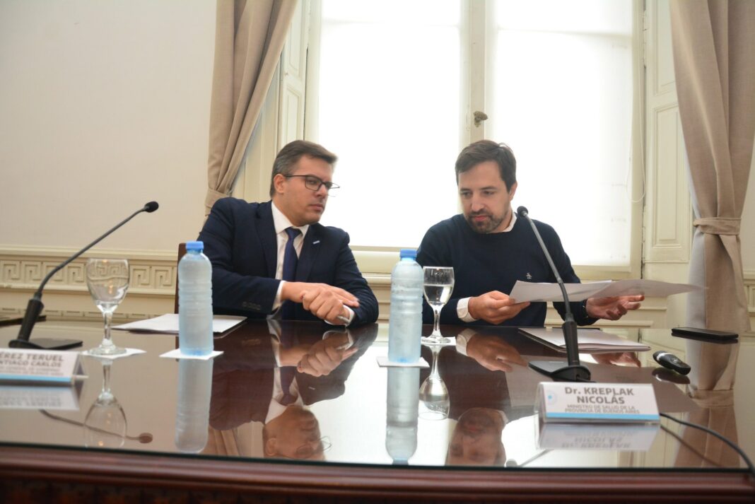 Nicolás Kreplak enfrenta críticas por derecha y por izquierda, por sus proyectos de creación de empresas estatales. “El capital privado tiene nombre y apellido”, advierten desde el FIT.