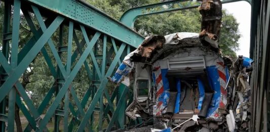 El vocero del Gobierno nacional anunció que se decretará la emergencia ferroviaria tras el grave choque de trenes de las líneas San Martín y Mitre.