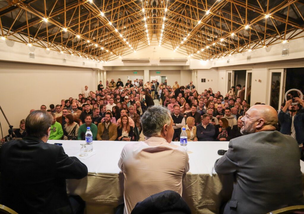 Acompañado del diputado bonaerense, Alejandro Carrancio, Pareja encabezó el seminario realizado en el Hotel Garden de Mar del Plata.