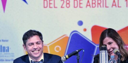 El gobernador bonaerense, Axel Kicillof, encabeza un panel en la Feria del Libro sobre la universidad pública y gratuita con rectores de las casas de altos estudios nacionales.