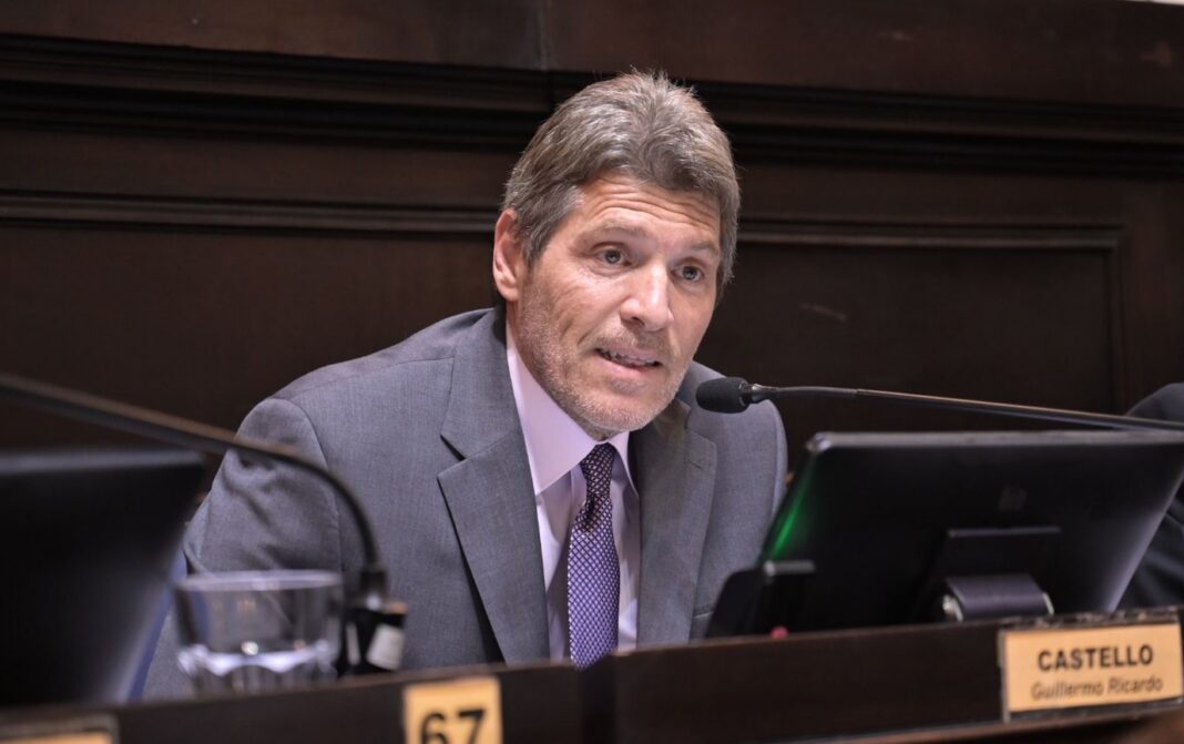 El diputado bonaerense, Guillermo Castello, tildó de “gordos millonarios” a la CGT y aseguró que el paro general es solo para defender “sus curros”.
