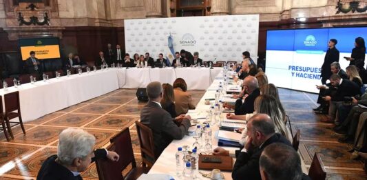 El Senado retoma este martes el debate en comisión de la Ley Bases y el Paquete Fiscal, mientras el oficialismo cierra negociaciones y apura el dictamen. Todos los detalles.