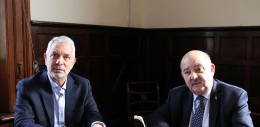 El intendente de La Plata, Julio Alak, firmó un convenio con el rector de la UNLP, Fernando Tauber, para que la universidad asista socialmente al municipio con alimentos.