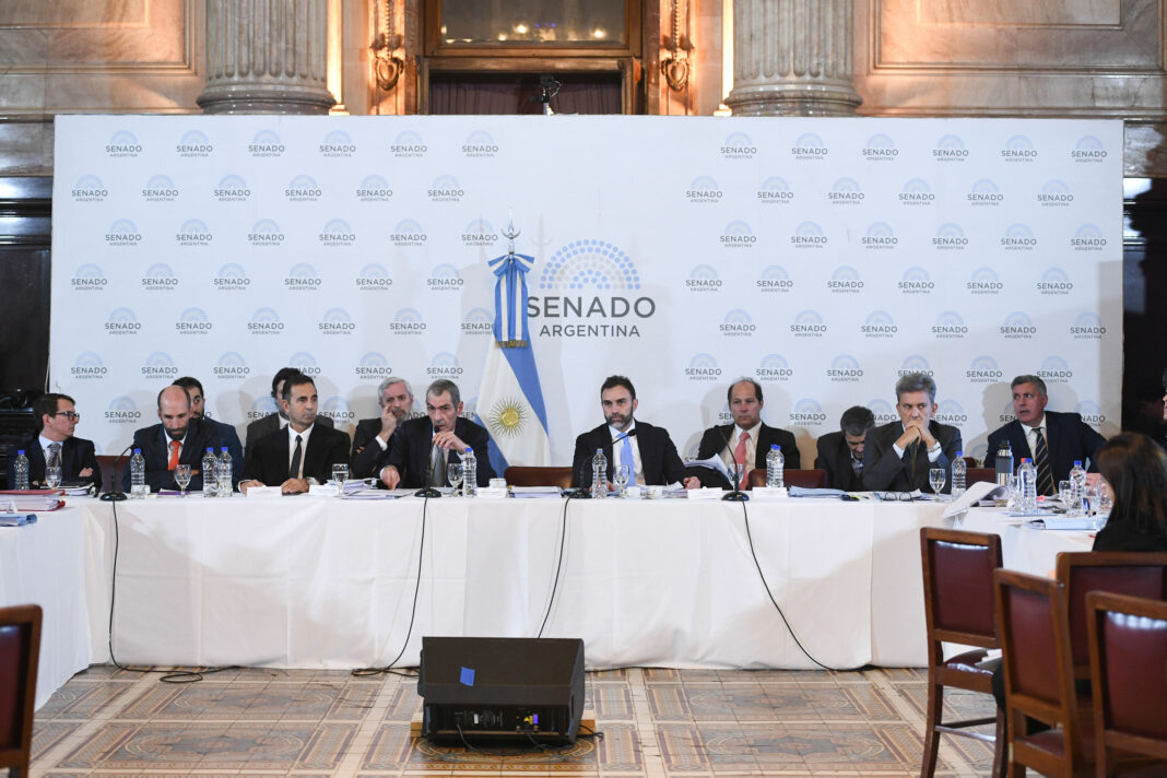 Tras los reparos de los senadores dialoguistas, el oficialismo aceptaría introducir cambios en la Ley Bases para asegurarse el tratamiento.