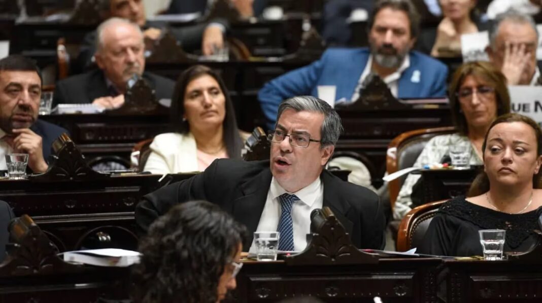 En medio de los cuestionamientos al oficialismo, la oposición trata este martes en Diputados la actualización del presupuesto universitario, la restitución del FONID y jubilaciones.