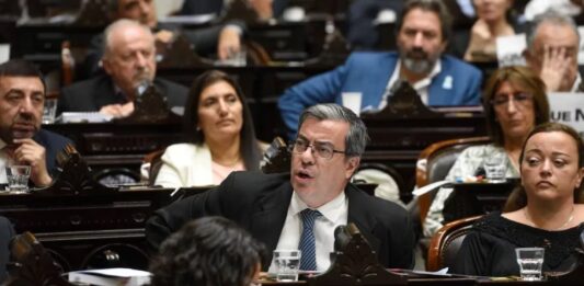 En medio de los cuestionamientos al oficialismo, la oposición trata este martes en Diputados la actualización del presupuesto universitario, la restitución del FONID y jubilaciones.