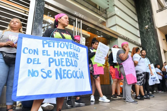 Organizaciones sociales se movilizan hacia la Quinta de Olivos para reclamarle a Milei su descontento con el ajuste.
