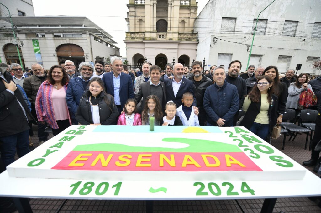 El gobernador bonaerense, Axel Kicillof, encabezó el acto por el aniversario de Ensenada junto al intendente local, Mario Secco. 