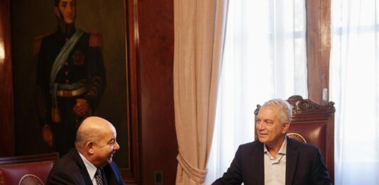 El intendente de La Plata firmó un ambicioso convenio con la UNLP que incluye la construcción de una autopista y casas.
