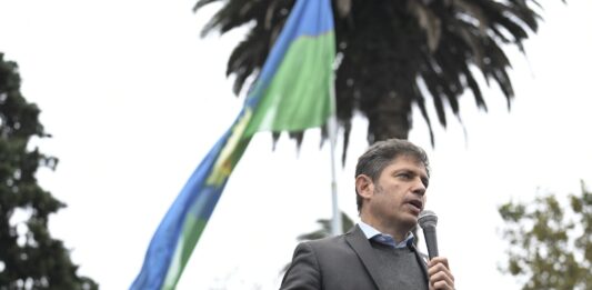 Kicillof encabezó el acto aniversario de Ensenada y remarcó que va a “defender la educación, la salud y el futuro” de los ciudadanos.