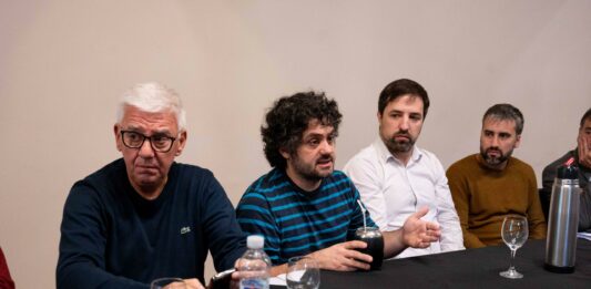 Nicolás Kreplak defiende sus proyectos para crear empresas estatales en una reunión informativa de la comisión de Salud de la Cámara de Diputados.