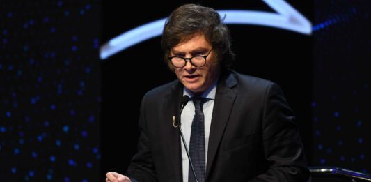 Milei usó las redes sociales para criticar el paro general de la CGT y advirtió que “las convicciones” del Gobierno nacional “no se negocian”.