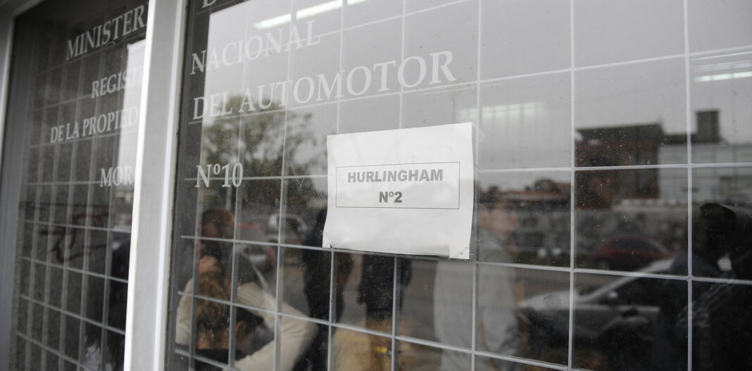 Luego de que el Gobierno anunciara el cierre del 40% de los registros del automotor, el gremio del sector anunció un cese de actividades por tiempo indeterminado.
