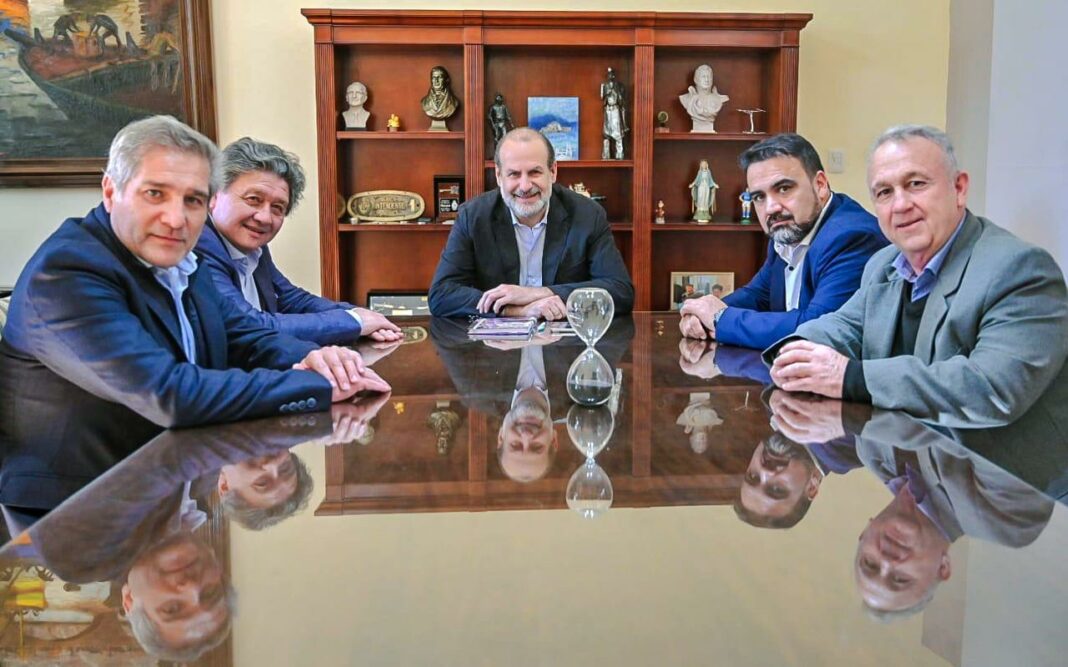 Los dos bloques de libertarios dialoguistas de la Legislatura bonaerense recalaron en Bahía Blanca y en Punta Alta. Acción conjunta, reuniones y rosca.