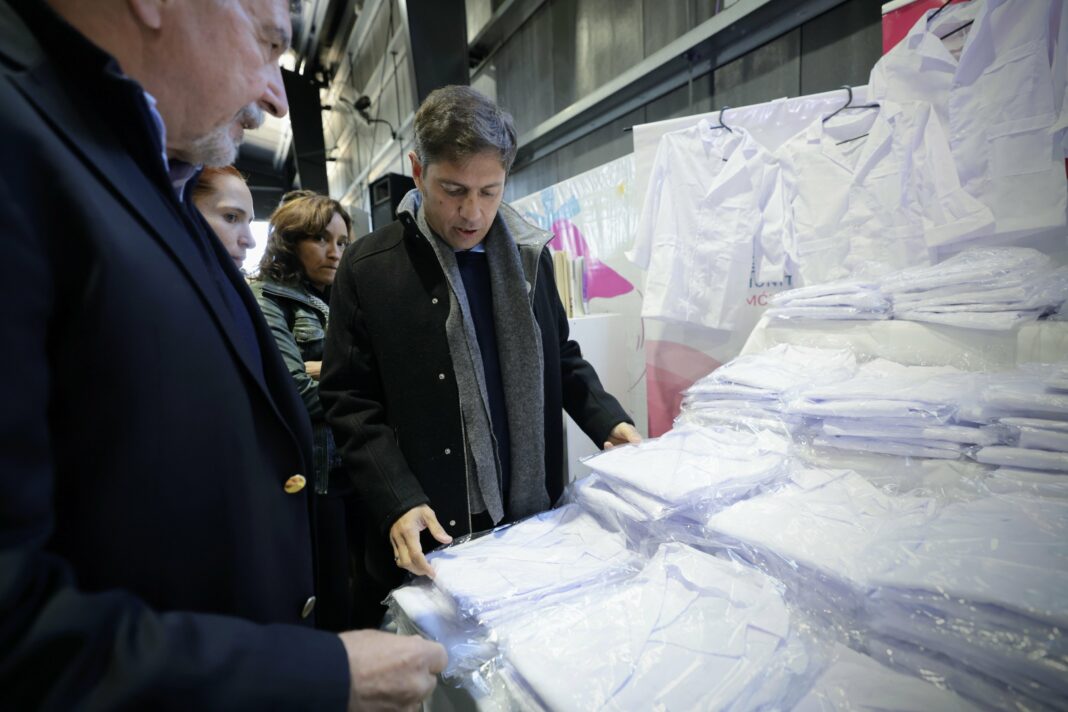 En la entrega de kit educativos en el municipio de Moreno, el gobernador bonaerense, Axel Kicillof, le pidió al presidente Javier Milei que “cuide el bolsillo de los argentinos”.