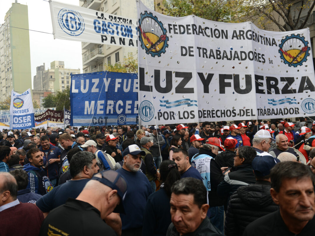 En la antesala al paro general y en medio de la votación particular de la Ley Bases, la CGT marcha este miércoles bajo la consigna “La Patria no se vende”.
