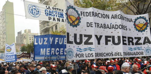 En la antesala al paro general y en medio de la votación particular de la Ley Bases, la CGT marcha este miércoles bajo la consigna “La Patria no se vende”.