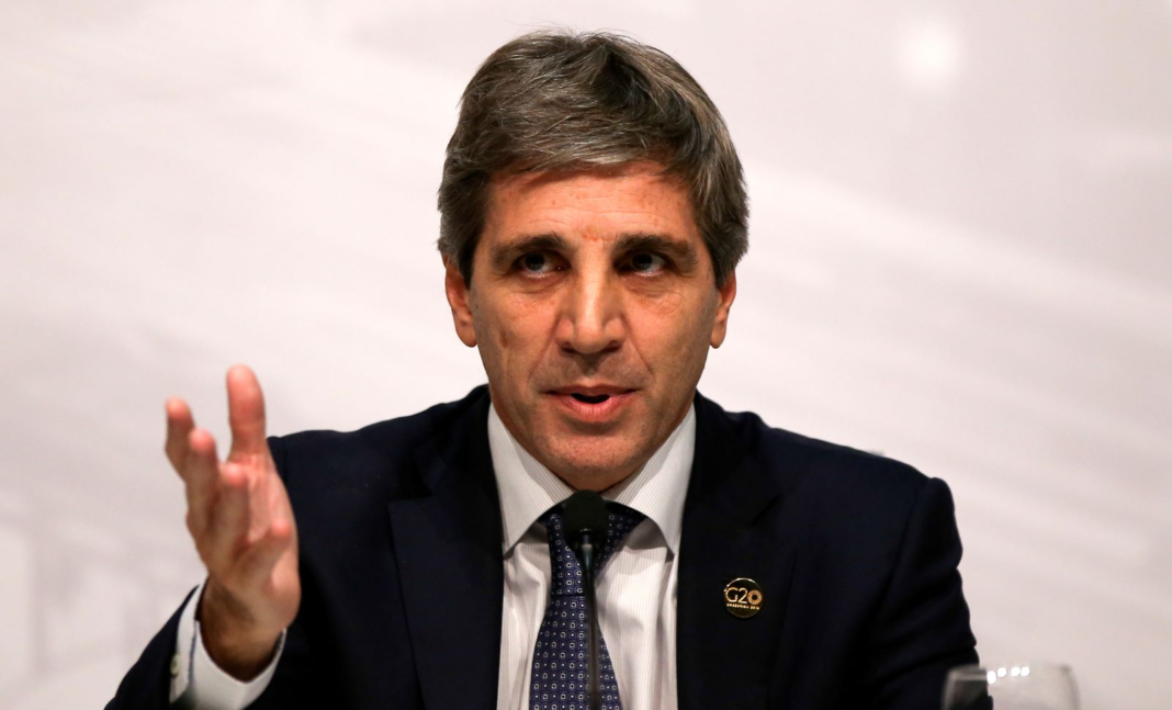 El ministro de Economía, Luis Caputo, confirmó y explicó porqué posponen los incrementos en las tarifas de luz y gas.