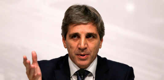 El ministro de Economía, Luis Caputo, confirmó y explicó porqué posponen los incrementos en las tarifas de luz y gas.