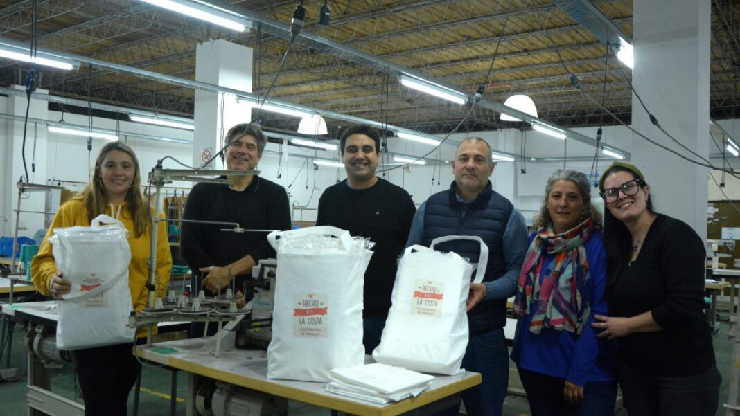 Con el apoyo del municipio, una cooperativa se instaló en el Polo Textil del partido de La Costa lista para recibir pedidos al por mayor