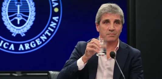 Tras recibir críticas a su plan económico de emisión monetaria cero, Caputo consideró que se trata de “deshonestidad intelectual” de sus pares.