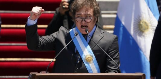 Tras la sanción de la Ley Bases, Javier Milei insistirá con las reformas política y laboral, que quedaron afuera.