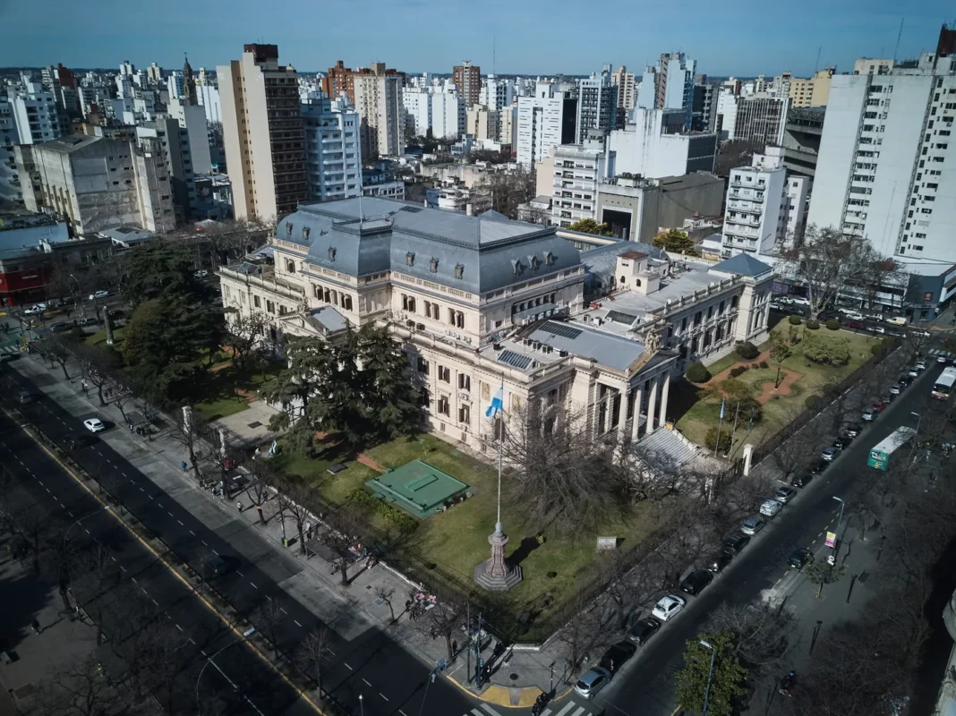 El senador opositor Joaquín de La Torre reflotó su proyecto para desdoblar las elecciones bonaerenses de las nacionales. Los antecedentes de amagues en la Legislatura.