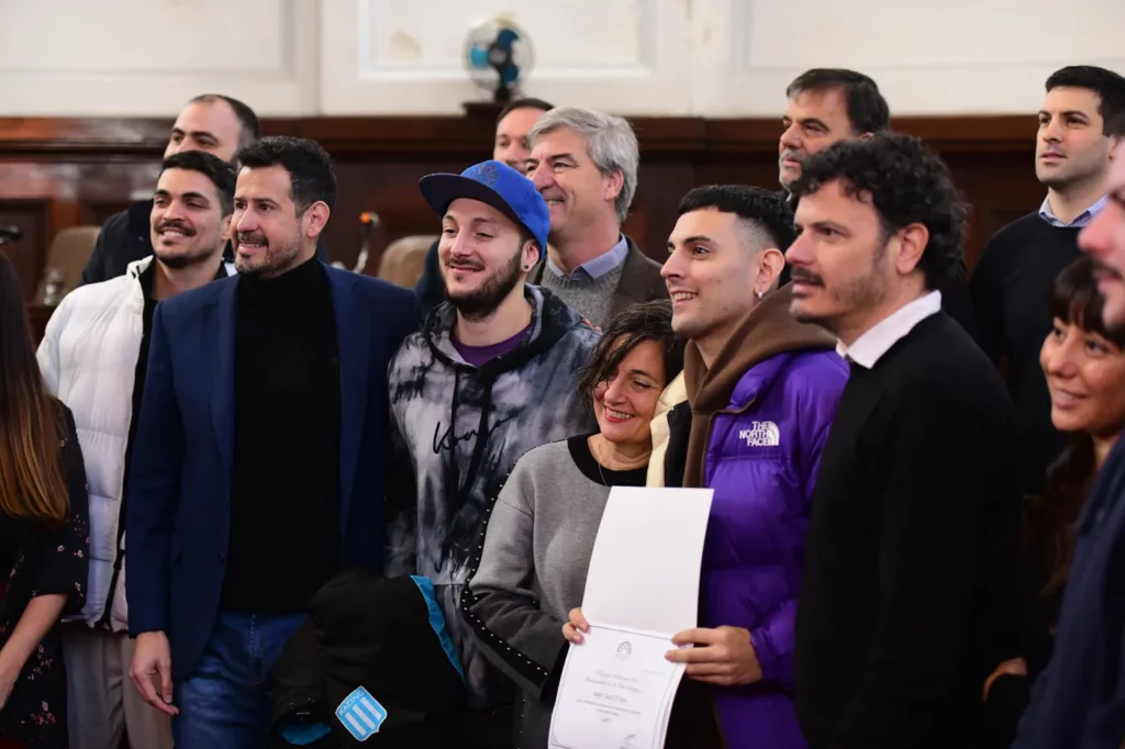 El streamer Coscu junto con su familia y el concejal de Unión por la Patria, Juan Granillo Fernández.
