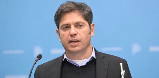 Tras la aprobación de la Ley Bases, Kicillof criticó a los diputados por otorgarle facultades delegadas a Milei.