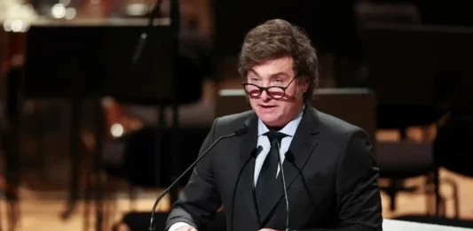 Previo a su disertación, el presidente Javier Milei relativizó la disparada del dólar blue, que rompió la barrera de los $1500, y anticipó semanas volátiles en el tipo de cambio.