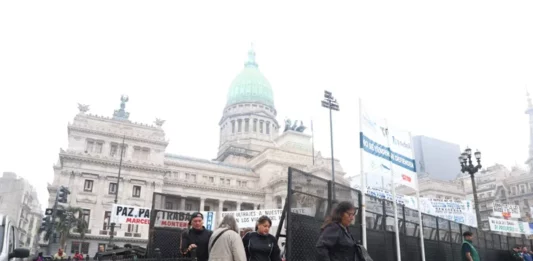 El Gobierno comenzó el despliegue de las fuerzas federales para aplicar el protocolo antipiquetes en la manifestación contra la Ley Bases.
