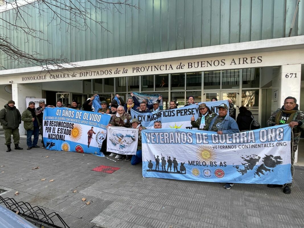 Veteranos continentales protestaron en la Legislatura bonaerense ante la falta de reconocimiento en la Guerra de Malvinas. “No existe una ley que nos ampare”, afirmaron.