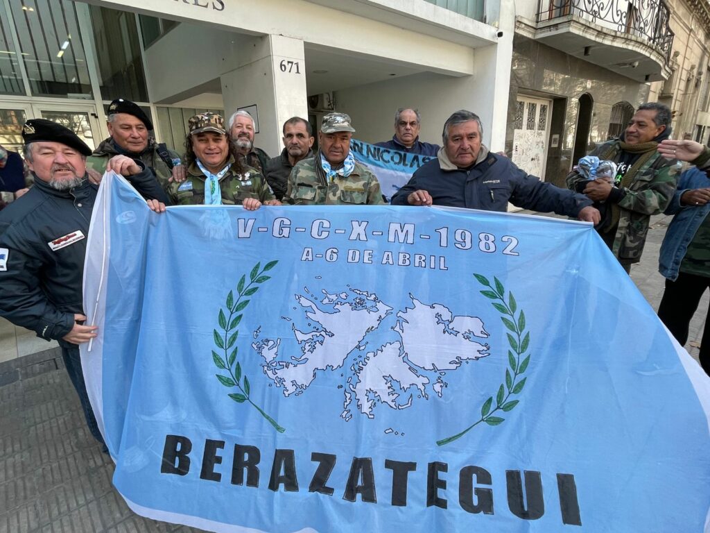 Veteranos continentales manifestaron ante la Cámara de Diputados bonaerense para ser reconocidos por el Estado provincial.