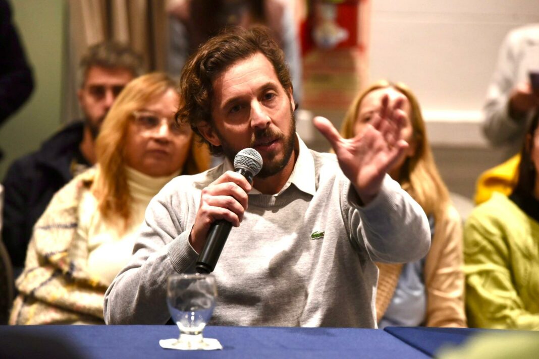 La comisión de Niñez del Senado bonaerense recibió a expertos que avalaron dos proyectos que buscan regular la exposición de los niños y niñas a las pantallas. Los detalles.