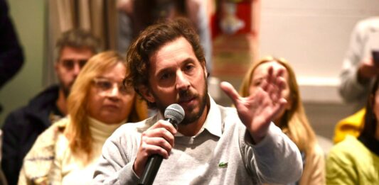 La comisión de Niñez del Senado bonaerense recibió a expertos que avalaron dos proyectos que buscan regular la exposición de los niños y niñas a las pantallas. Los detalles.