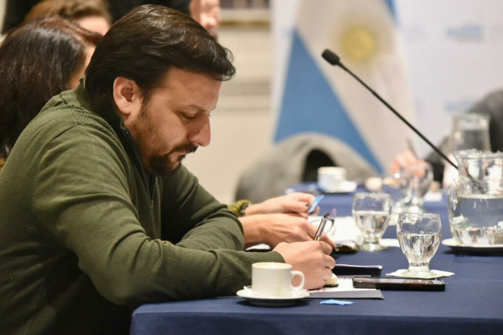 El senador bonaerense de Unión por la Patria, Emmanuel González Santalla, firmante del otro proyecto.