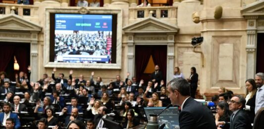El debate por la Ley Bases continúa en Diputados con el apoyo de los gobernadores cambiemitas y el rechazo de UxP.