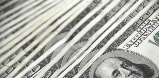 En la previa a que se conozca el dato de inflación de junio, el dólar blue vuelve a subir, rompe la barrera de los $1500 y crecen los rumores de devaluación. Todos los detalles.