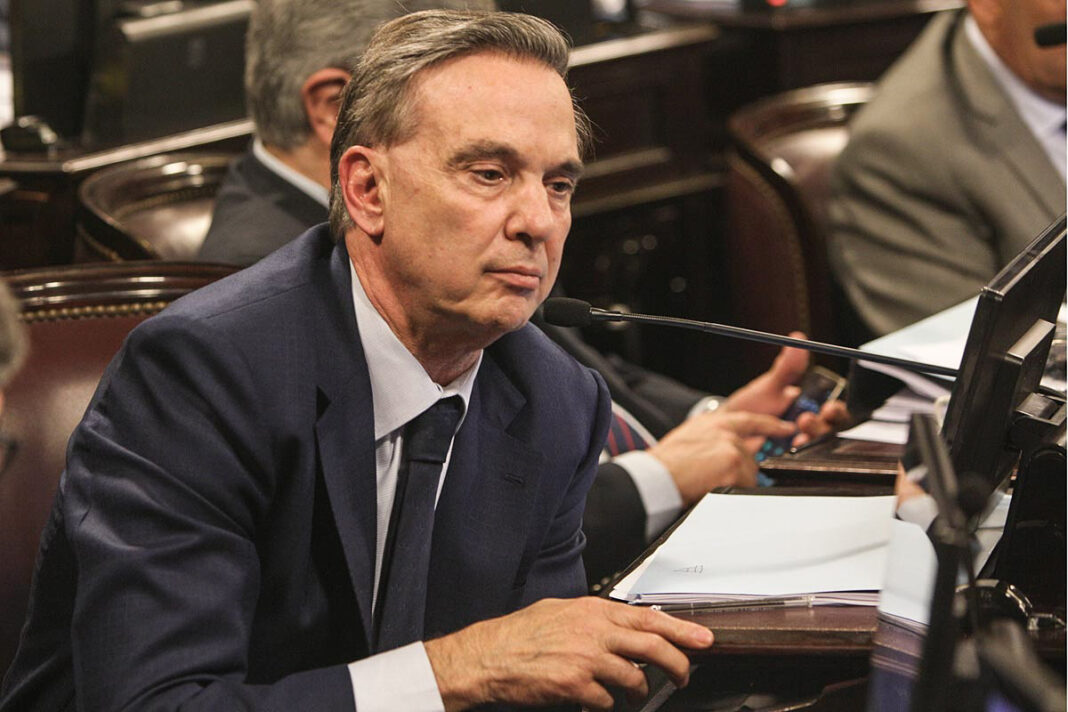 En la antesala a la sesión de la Ley Bases, el bloque de Miguel Ángel Pichettó adelantó que no acompañará la privatización de Aerolíneas Argentinas, Correo Argentina y Radio Nacional.