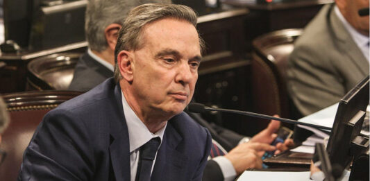 En la antesala a la sesión de la Ley Bases, el bloque de Miguel Ángel Pichettó adelantó que no acompañará la privatización de Aerolíneas Argentinas, Correo Argentina y Radio Nacional.