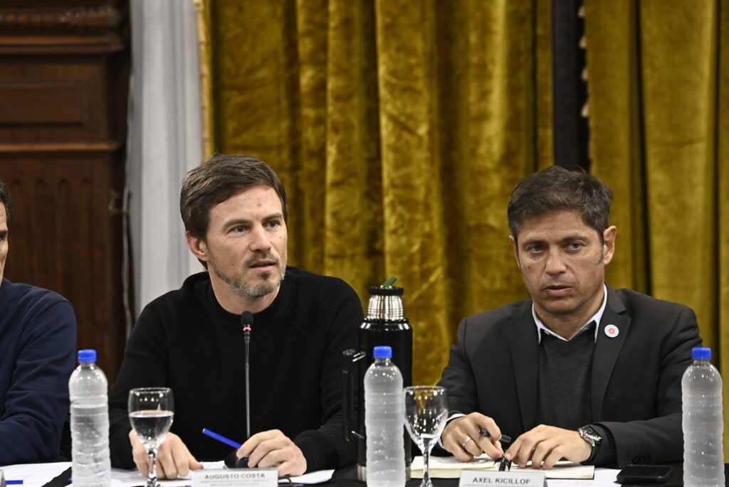 El ministro de Producción bonaerense, Augusto Costa, junto con el gobernador Axel Kicillof.