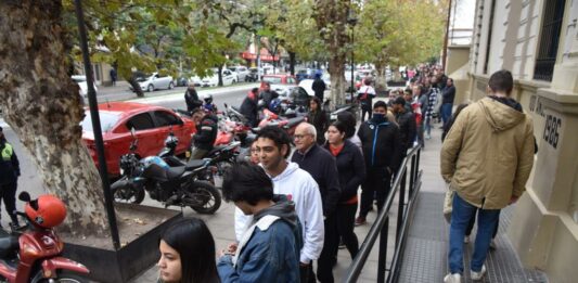 El INDEC precisó que la tasa de desempleo creció del 5,5% al 7,7% durante el primer trimestre de gestión de Javier Milei.