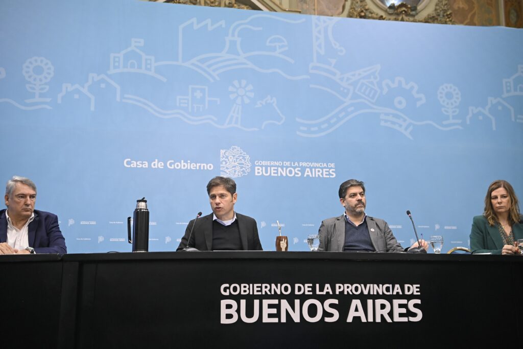 El ministro de Transporte, Jorge D'Onofrio, el gobernador, Axel Kicillof, su jefe de Gobierno, Carlos Bianco y la titular del Instituto Cultural, Florencia Saintout. 
