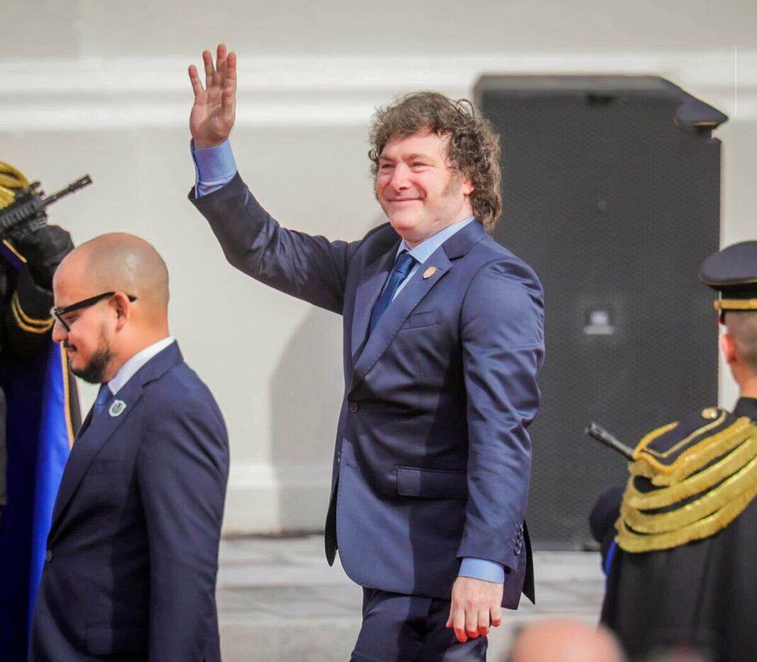 Javier Milei ratificó que no tiene intenciones devaluar y despotricó contra los legisladores que votaron a favor de la reforma en la movilidad jubilatoria.