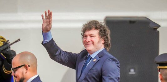 Javier Milei ratificó que no tiene intenciones devaluar y despotricó contra los legisladores que votaron a favor de la reforma en la movilidad jubilatoria.
