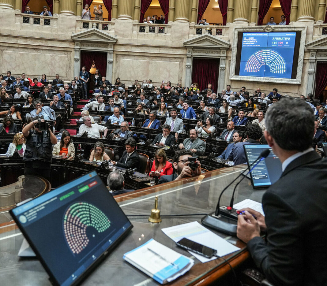 La Libertad Avanza lanza la convocatoria oficial para que las comisiones de Diputados trabajen sobre la Ley Bases y el paquete fiscal.
