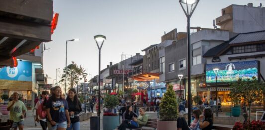 El intendente de Villa Gesell, Gustavo Barrera, pidió sumar un feriado puente en agosto con el objetivo de fomentar el turismo, en medio de la brutal recesión y la caída del consumo.