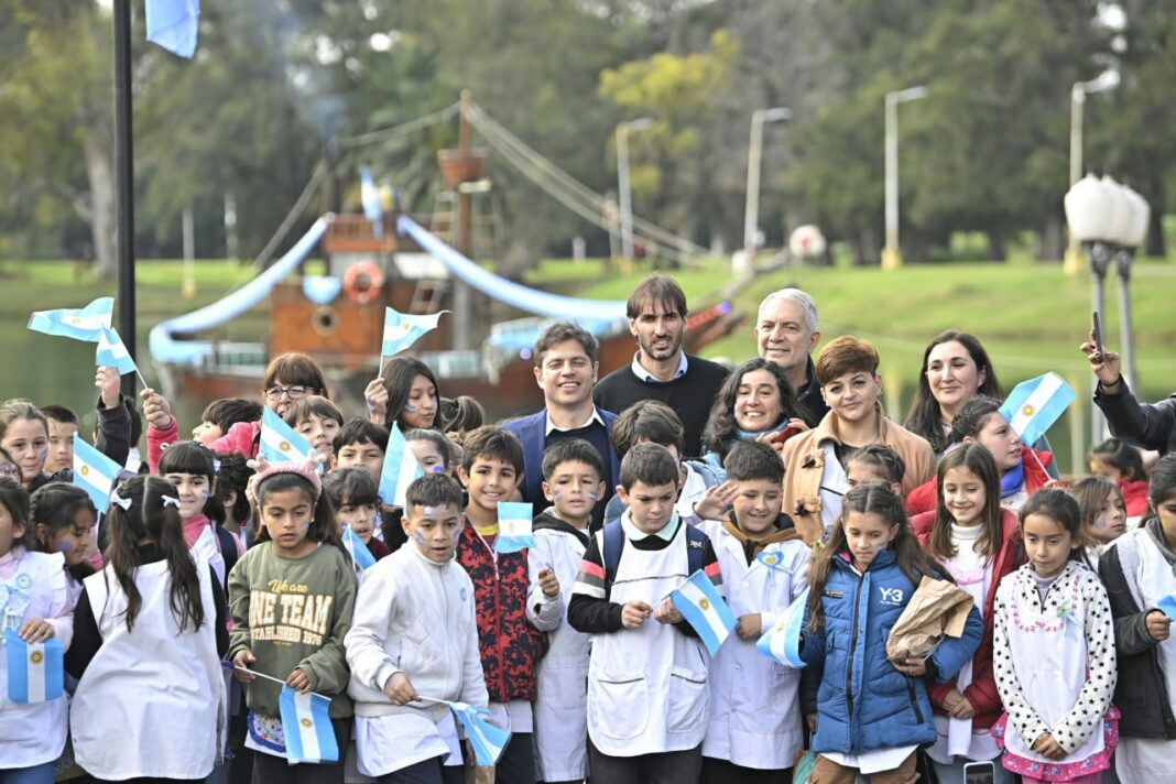 El gobernador bonaerense, Axel Kicillof, este miércoles, encabezó la ceremonia de promesa a la bandera nacional de más de 800 estudiantes de escuelas primarias.